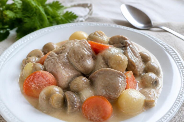 découvrez la recette authentique de la blanquette de veau, accompagnée d'astuces pour un goût gourmand et savoureux, parfait pour un repas traditionnel réussi.