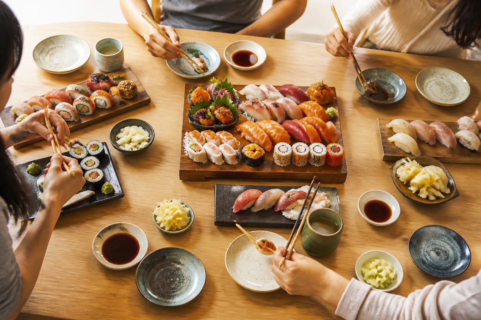 découvrez combien de sushis prévoir par invité grâce à notre guide pratique pour organiser un repas réussi et savoureux en toute sérénité.