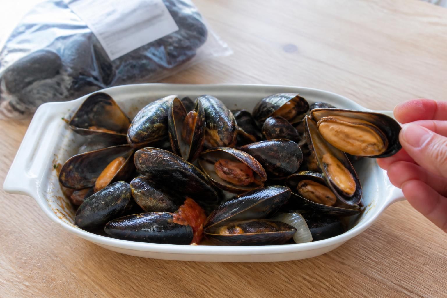 découvrez ce qu'il faut savoir sur la consommation des moules après la date de péremption, les risques sanitaires, et les conseils pour garantir votre sécurité alimentaire.