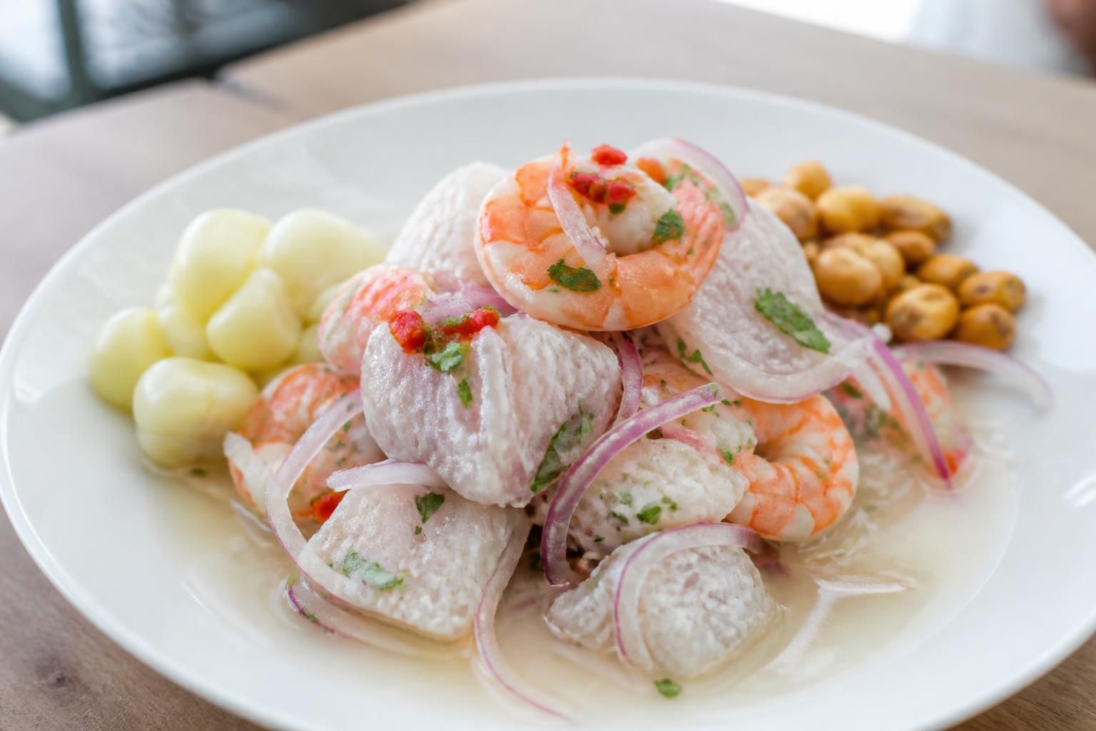 savourez un ceviche péruvien authentique alliant la fraîcheur de la daurade et des crevettes, sublimé par une leche de tigre acidulée et parfumée.