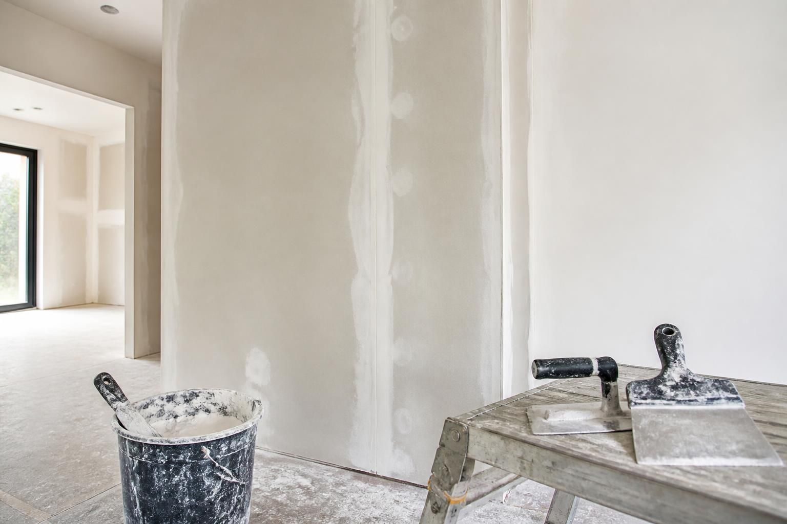 découvrez comment maîtriser les spécificités de l'enduit de joint et de l'enduit de lissage pour obtenir un fini impeccable et des surfaces parfaitement préparées.