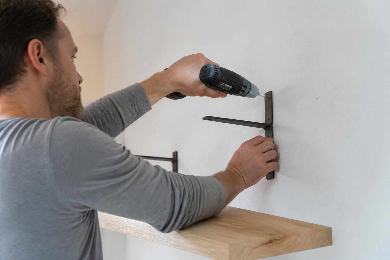 découvrez notre guide pratique pour installer facilement une étagère murale avec équerres, étape par étape, pour un rangement sûr et esthétique.