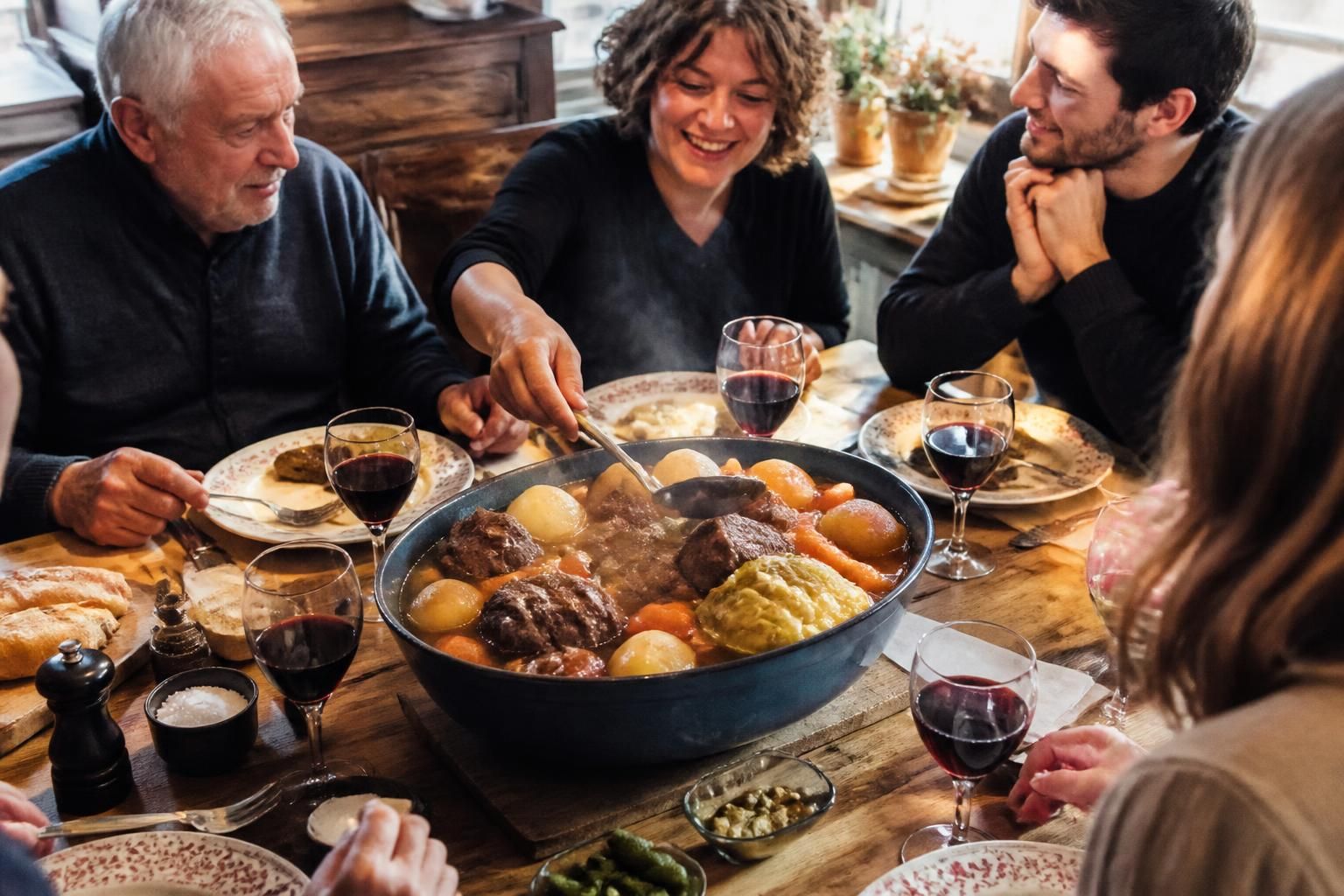 découvrez le vin idéal pour accompagner votre pot-au-feu et impressionner vos convives avec une harmonie parfaite des saveurs.