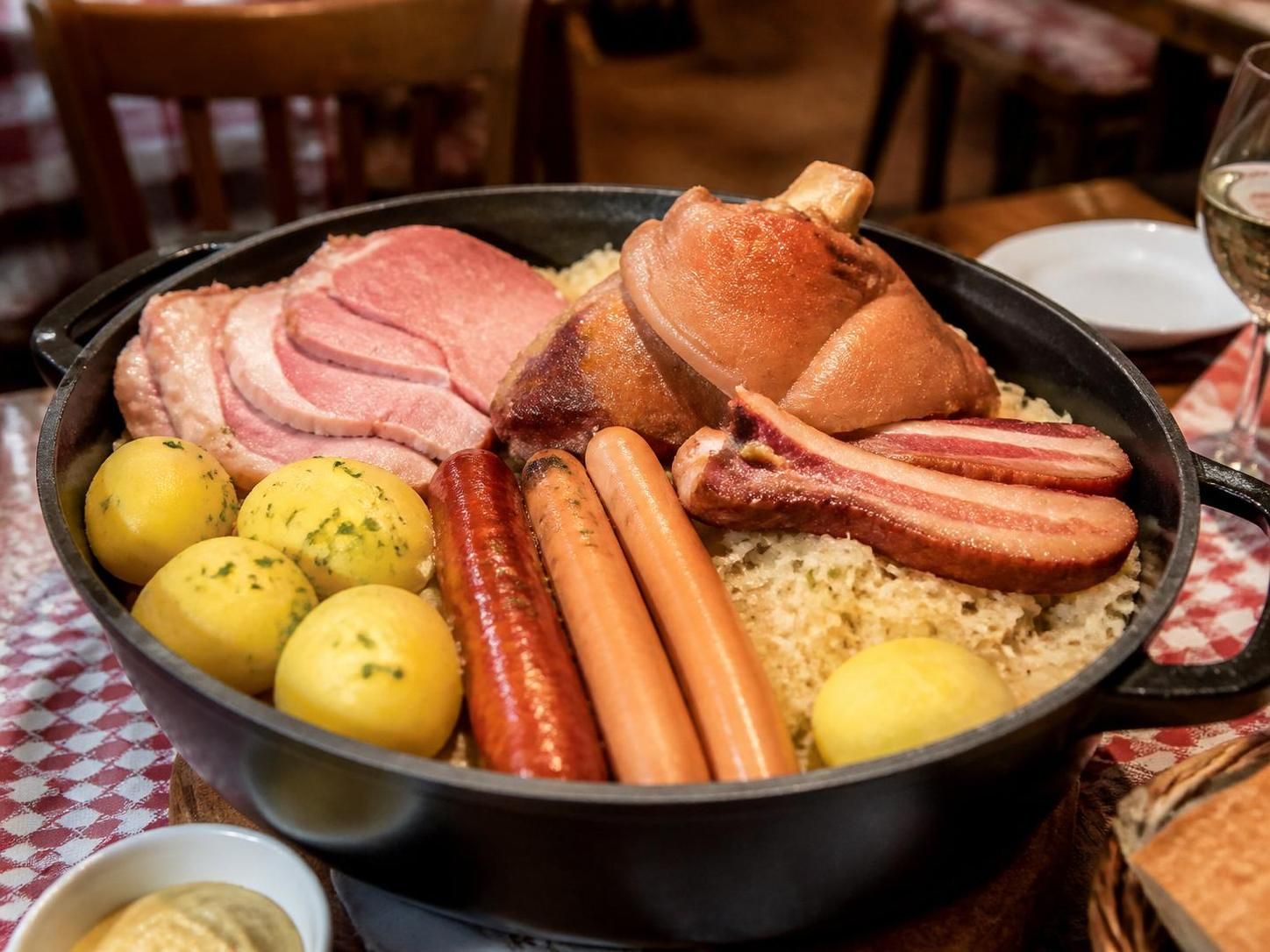 découvrez quelles viandes choisir pour préparer une choucroute authentique et savoureuse, alliant tradition et goût.