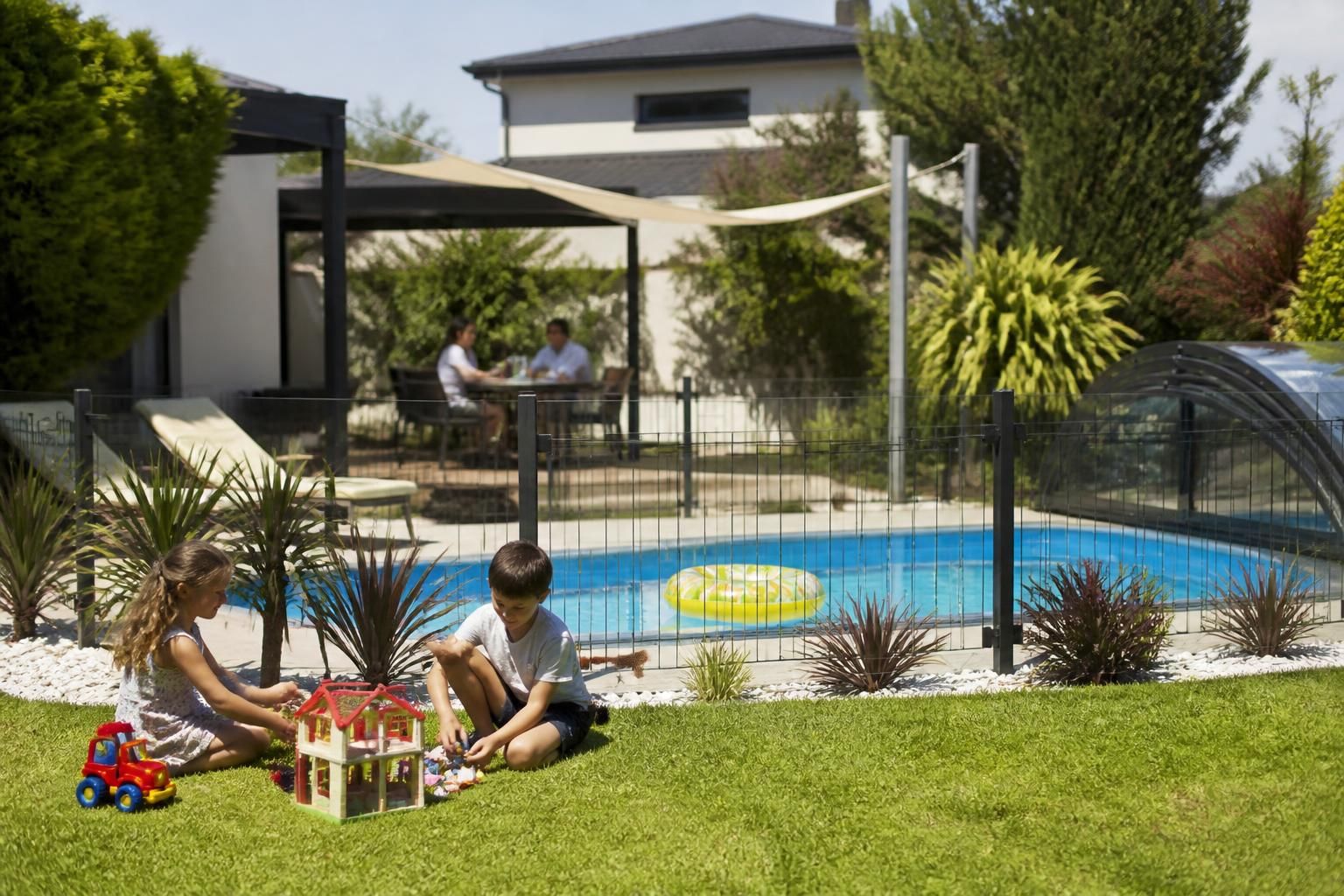découvrez les équipements indispensables pour assurer la sécurité obligatoire de votre piscine privée et protéger toute votre famille efficacement.