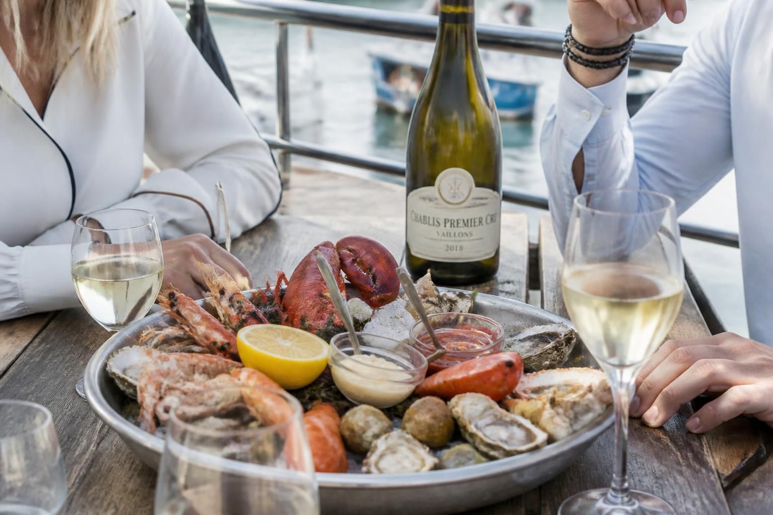 découvrez comment choisir le vin idéal pour sublimer vos fruits de mer et réussir vos accords mets et vins en toute simplicité.