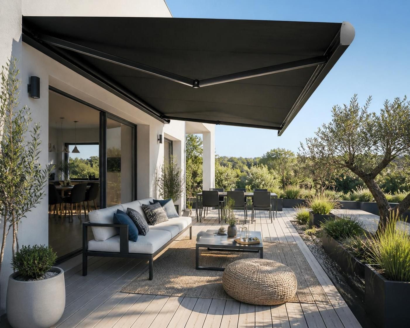 découvrez comment choisir entre un store banne et une pergola pour sublimer et optimiser l'utilisation de votre terrasse, alliant esthétique et confort.