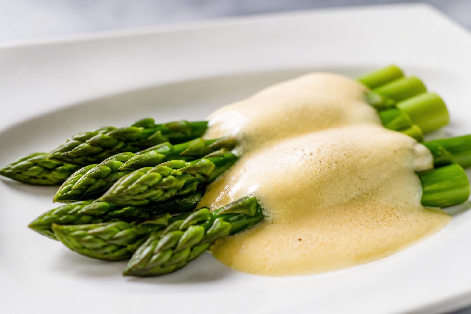 découvrez comment sublimer vos asperges grâce à une sauce mousseline délicate et savoureuse, parfaite pour révéler toute la finesse de ce légume printanier.
