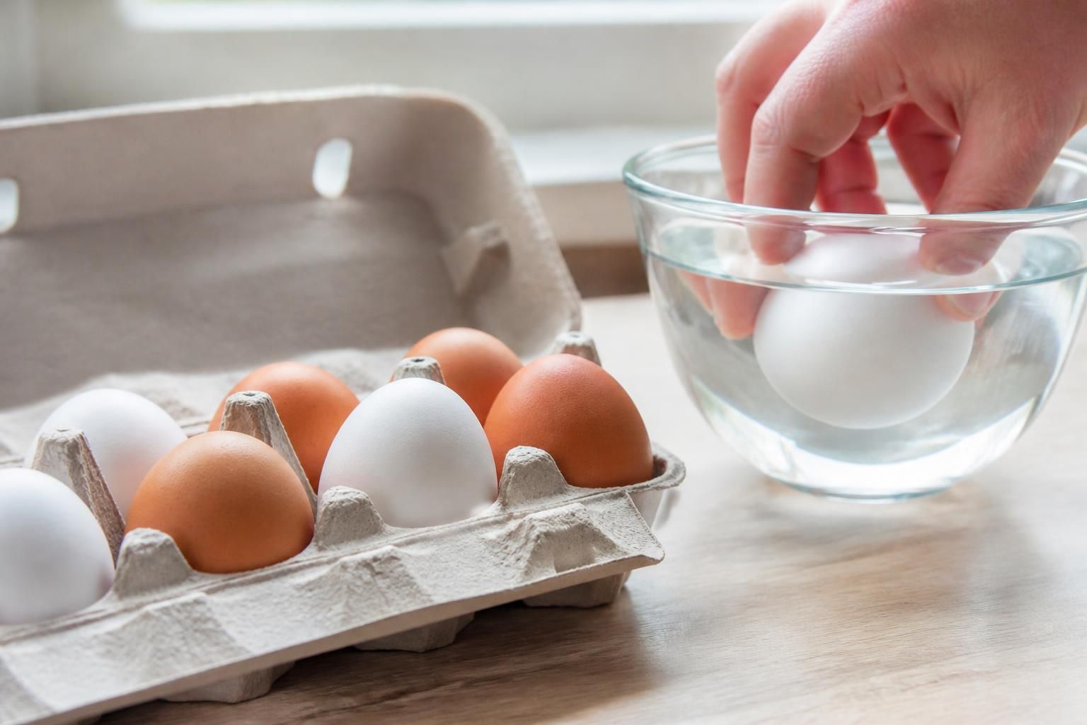 découvrez si les œufs périmés sont encore consommables sans risque, avec des conseils pour évaluer leur fraîcheur et garantir votre sécurité alimentaire.