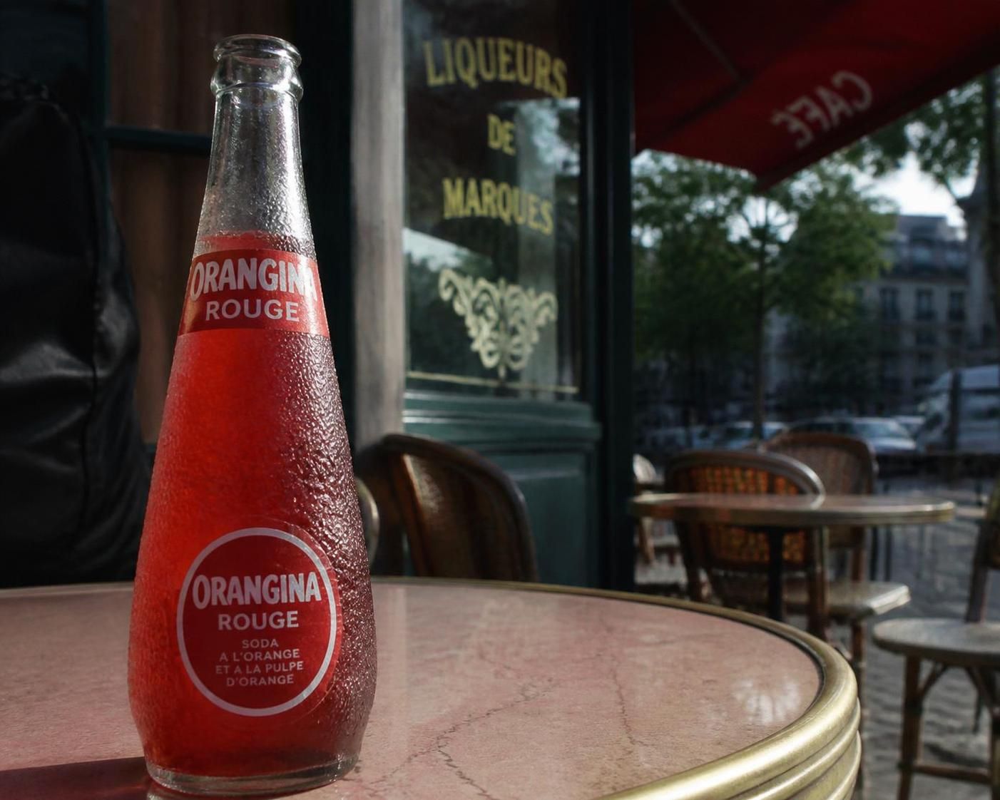 découvrez l'histoire d'orangina rouge, une icône des années 90, et son retour tant attendu dans l'univers des sodas nostalgie.
