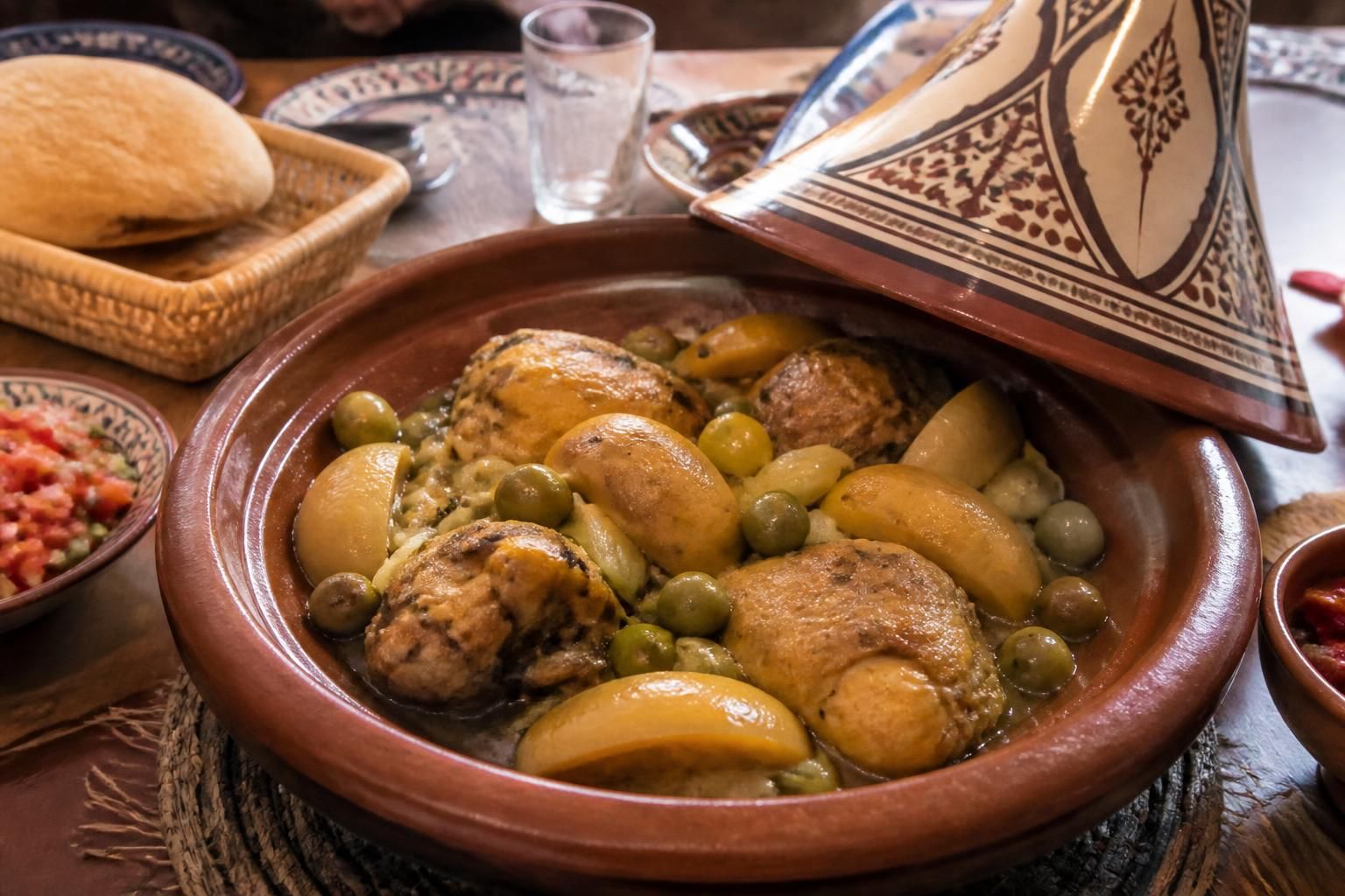 découvrez la recette traditionnelle du tajine de poulet aux olives et citrons, un plat marocain savoureux qui mêle authenticité et parfums d'orient.